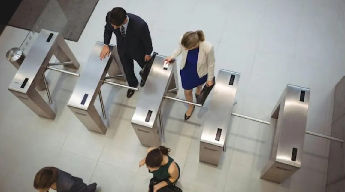 Torniquetes de control de acceso en el hall de un edificio de oficinas